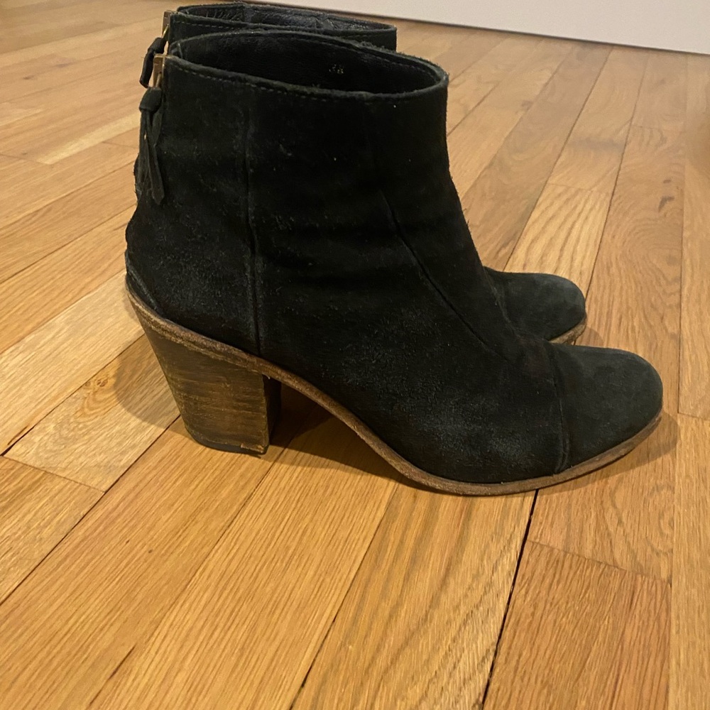 Hoss Intropia Black Suede Ankle Block heel ankle Boots Size 38 Comfy